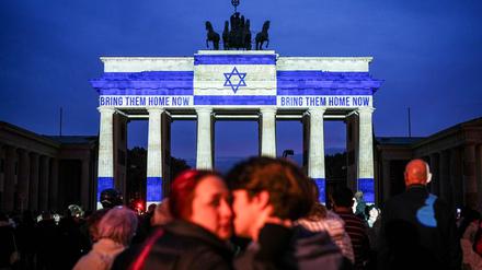 Das Brandenburger Tor in Berlin leuchtet am ersten Jahrestag des Terrorangriffs der Hamas auf Israel in den Farben der israelischen Flagge.