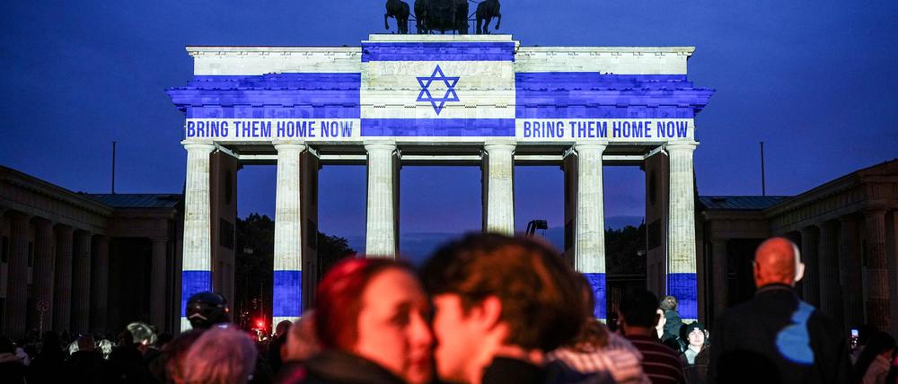 Das Brandenburger Tor in Berlin leuchtet am ersten Jahrestag des Terrorangriffs der Hamas auf Israel in den Farben der israelischen Flagge.