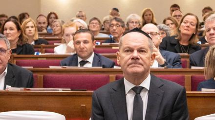 Bundeskanzler Olaf Scholz bei der Gedenkzeremonie Erster Jahrestag Angriff der Terrororganisation Hamas auf Israel im Oktober 2023 in der Hamburger Synagoge Hohe Weide.
