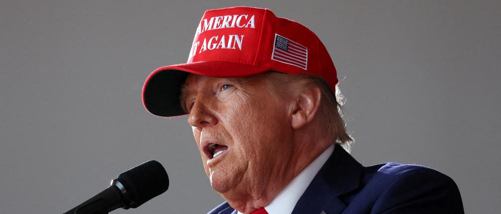 US-Präsidentschaftskandidat Donald Trump mit einer MAGA-Kappe.