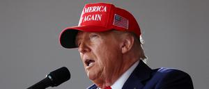 US-Präsidentschaftskandidat Donald Trump mit einer MAGA-Kappe.