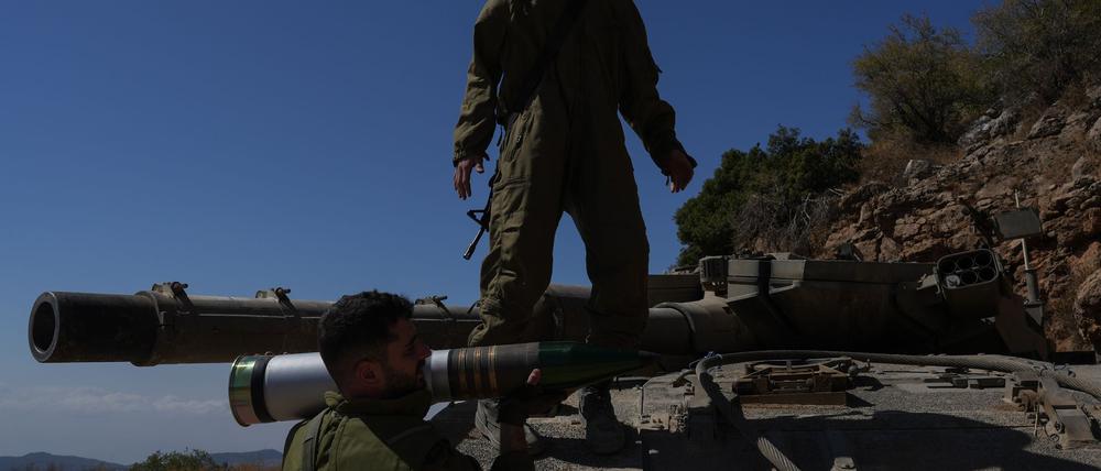 Im Einsatz gegen Stellungen der Hisbollah im Südlibanon verstärkt Israel seine Bodentruppen.