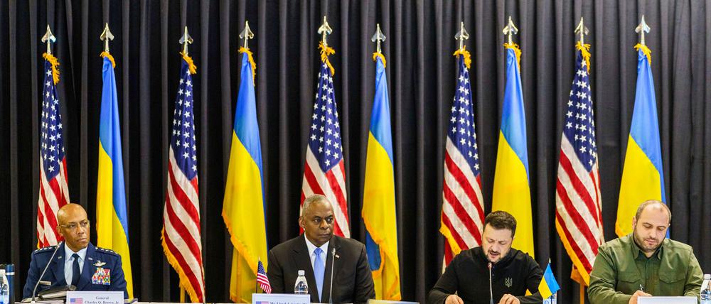 Bei den Treffen der Ukraine-Kontaktgruppe in Ramstein machen die westlichen Verbündeten immer wieder mehr Militärhilfe frei für Kiews Kampf gegen den russischen Angriffskrieg. (Archivbild)