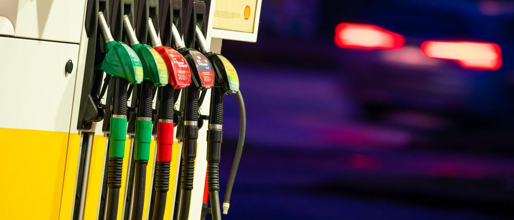 Ein Auto fährt am frühen Morgen an der Zapfsäule einer Tankstelle vorbei.
