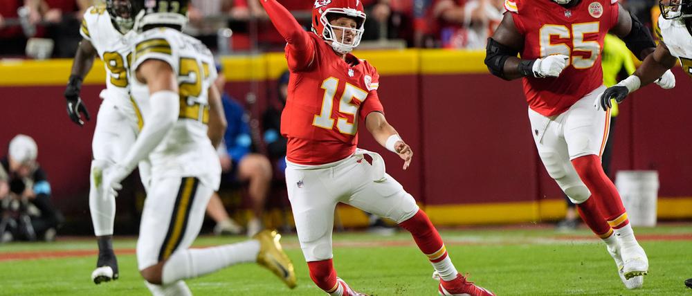 Die Kansas City Chiefs mit Quarterback Patrick Mahomes (Mitte) sind in dieser Saison noch ungeschlagen.