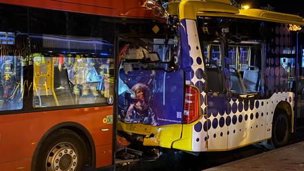 Zwei Linienbusse stehen nach einem Auffahrunfall auf der Nibelungenbrücke in Regensburg. Ein Linienbus fuhr auf der Donaubrücke in einen vorausfahrenden Bus.