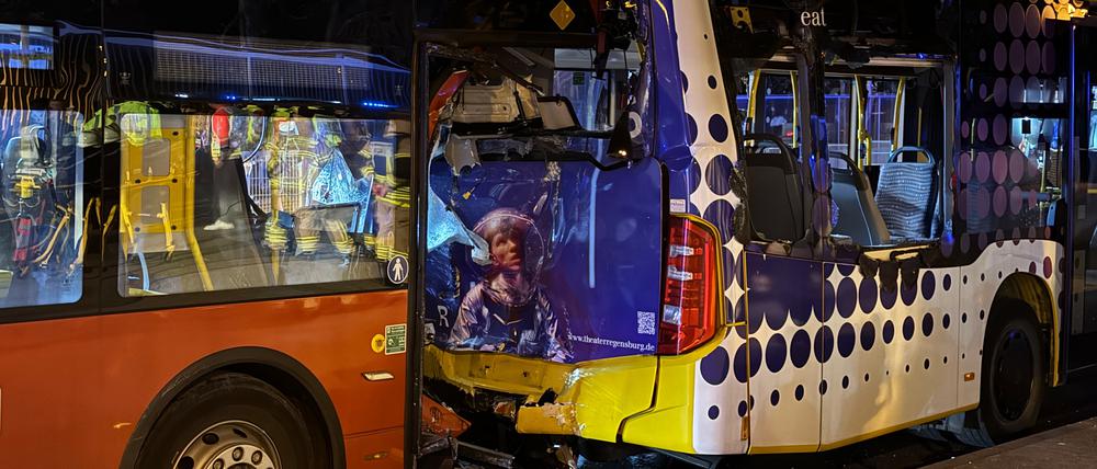 Zwei Linienbusse stehen nach einem Auffahrunfall auf der Nibelungenbrücke in Regensburg. Ein Linienbus fuhr auf der Donaubrücke in einen vorausfahrenden Bus.