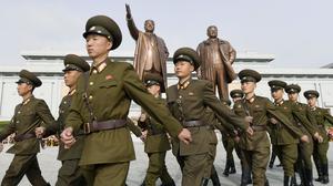 Nordkoreanische Soldaten bei einer Parade im Jahr 2018. Zu Tausenden sollen sie mittlerweile in Russlands Armee kämpfen.