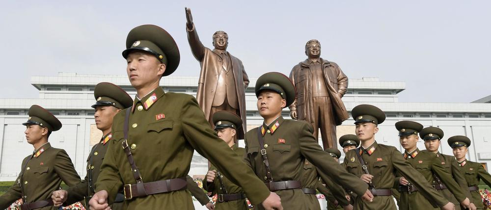 Nordkoreanische Soldaten bei einer Parade im Jahr 2018. Zu Tausenden sollen sie mittlerweile in Russlands Armee kämpfen.