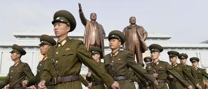 15.04.2018, Nordkorea, Pjöngjang: Nordkoreanische Soldaten besuchen die Statuen von Kim Il Sung (l) und Kim Jong Il am Großmonument Mansudae anlässlich des 106. Geburtstages von Kim Il Sung.