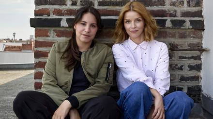 Die Schauspielerinnen Almila Bagriacik (l) und Karoline Schuch (r) posieren gemeinsam für den Kieler „Tatort“.