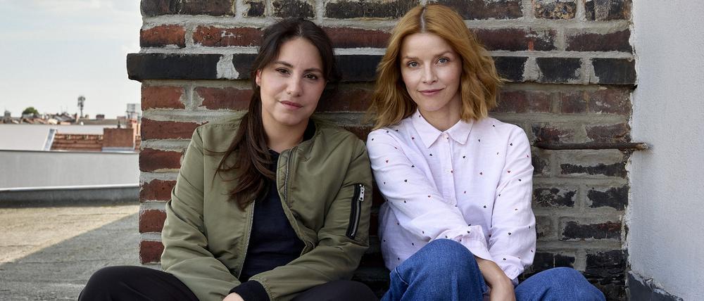 Die Schauspielerinnen Almila Bagriacik (l) und Karoline Schuch (r) posieren gemeinsam für den Kieler „Tatort“.