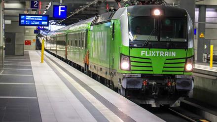 Ankunft des Flixtrain aus Aachen am Berliner Hauptbahnhof.