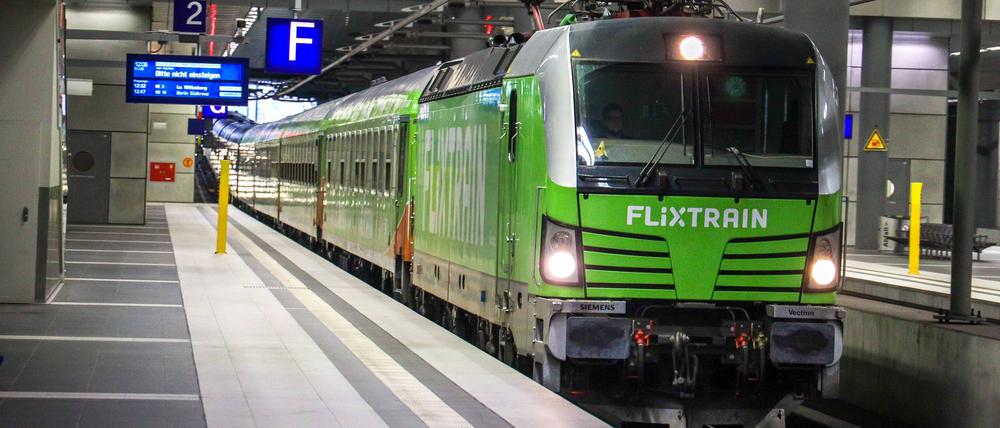 Ankunft des Flixtrain aus Aachen am Berliner Hauptbahnhof.