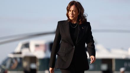 Die demokratische US-Präsidentschaftskandidatin und Vizepräsidentin Kamala Harris geht am 7. Oktober 2024 auf der Joint Base Andrews, Maryland, an Bord der Air Force Two, die sie nach New York fliegt.