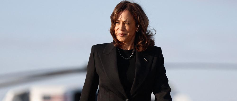 Die demokratische US-Präsidentschaftskandidatin und Vizepräsidentin Kamala Harris geht am 7. Oktober 2024 auf der Joint Base Andrews, Maryland, an Bord der Air Force Two, die sie nach New York fliegt.