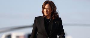 Die demokratische US-Präsidentschaftskandidatin und Vizepräsidentin Kamala Harris geht am 7. Oktober 2024 auf der Joint Base Andrews, Maryland, an Bord der Air Force Two, die sie nach New York fliegt.