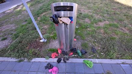 Ein überquellender Mülleimer in Potsdam. Mit weniger Einwegverpackungen sollen solche Bilder der Vergangenheit angehören. 