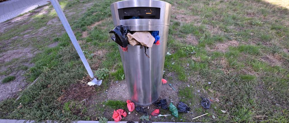 Ein überquellender Mülleimer in Potsdam. Mit weniger Einwegverpackungen sollen solche Bilder der Vergangenheit angehören.