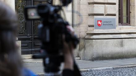Eine Kamerafrau steht vor Prozessbeginn vor dem Gebäude vom Landgericht Braunschweig. Der Angeklagte Christian B. stand wegen fünf Taten gegen die sexuelle Selbstbestimmung vor Gericht. 