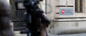 Eine Kamerafrau steht vor Prozessbeginn vor dem Gebäude vom Landgericht Braunschweig. Der Angeklagte Christian B. stand wegen fünf Taten gegen die sexuelle Selbstbestimmung vor Gericht. 