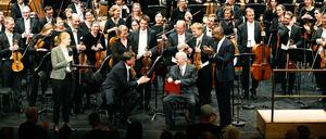 Ehrung von Daniel Barenboim am 7. Oktober 2024 in der Berliner Staatsoper mit seinem Nachfolger Christian Thielemann (links) und Kultursenator Joe Chialo.