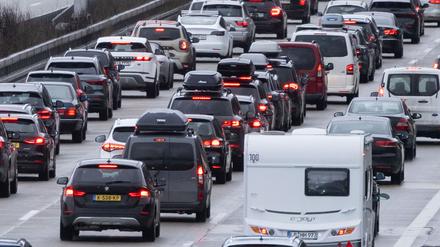Autos stehen auf der Autobahn 8 in Fahrtrichtung München im Stau.