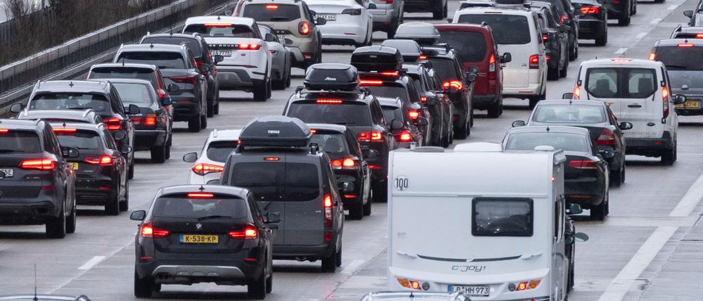 Autos stehen auf der Autobahn 8 in Fahrtrichtung München im Stau.
