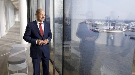 Olaf Scholz, SPD, blickt aus der Elbphilharmonie auf den Hamburger Hafen. (Archivbild aus 2018)