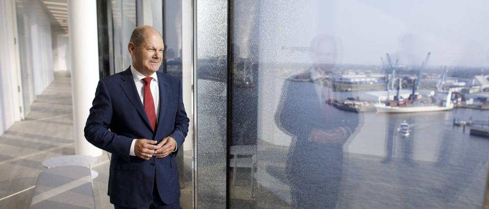 Olaf Scholz, SPD, blickt aus der Elbphilharmonie auf den Hamburger Hafen. (Archivbild aus 2018)