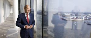 Olaf Scholz, SPD, blickt aus der Elbphilharmonie auf den Hamburger Hafen. (Archivbild aus 2018)
