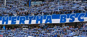 2. Bundesliga - Hertha BSC Berlin - FC Schalke 04 am 17.03.2024 im Olympiastadion in Berlin Fans der Hertha BSC Berlin halten ihre Schals in die Luft. 