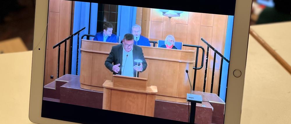 Bei der Premiere des Parlaments-TV waren an den Bildschirmen 183 Menschen live dabei.