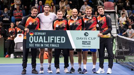 Teamchef Michael Kohlmann (l) tritt mit den deutschen Tennis-Herren im November in der Davis-Cup-Endrunde in Malaga an.