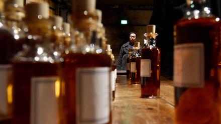 Auf diesem Foto vom 9. Februar 2018 nehmen Besucher an einer Führung durch die Weinkeller von Hennessy in Cognac im Südwesten Frankreichs teil. 