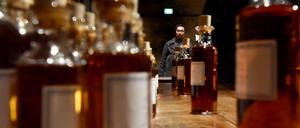 Auf diesem Foto vom 9. Februar 2018 nehmen Besucher an einer Führung durch die Weinkeller von Hennessy in Cognac im Südwesten Frankreichs teil. 