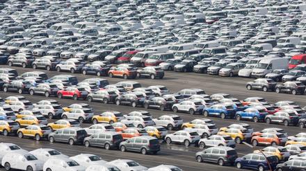 Fahrzeuge des Volkswagen-Konzerns stehen im Hafen von Emden zur Verschiffung bereit. (Symbolbild)
