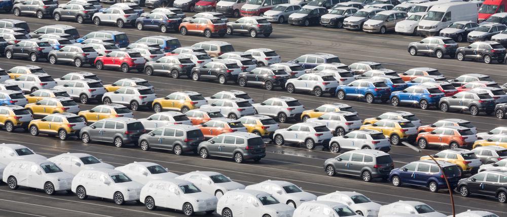 Fahrzeuge des Volkswagen-Konzerns stehen im Hafen von Emden zur Verschiffung bereit. (Symbolbild)