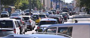 Potsdam, 12.08.2024, Lokales, Breite Straße, Breite Strasse, Verkehr, Stau, Auto, Autos, Pkw, Foto: Ottmar Winter PNN ACHTUNG: Foto ist ausschließlich für redaktionelle Berichterstattung der PNN und des TGSP! Eine kommerzielle Nutzung, z.B. Werbung, ist ausgeschlossen. Die Weitergabe an nicht autorisierte Dritte, insbesondere eine weitergehende Vermarktung über Bilddatenbanken, ist unzulässig.