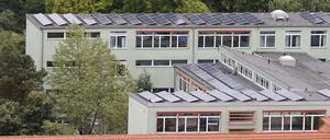 Solaranlage auf der Voltaire Gesamtschule, Blick von der Garnisonkirche Potsdam, Voltaireschule,  02.08.2023 Foto: Sebastian Gabsch