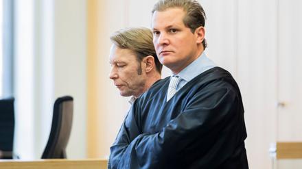 Der Angeklagte Christian B. (l.) nahm das Urteil neben seinem Verteidiger Friedrich Fülscher regungslos auf (Foto aktuell).