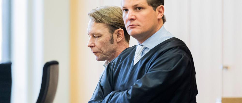 Der Angeklagte Christian B. (l.) nahm das Urteil neben seinem Verteidiger Friedrich Fülscher regungslos auf (Foto aktuell).
