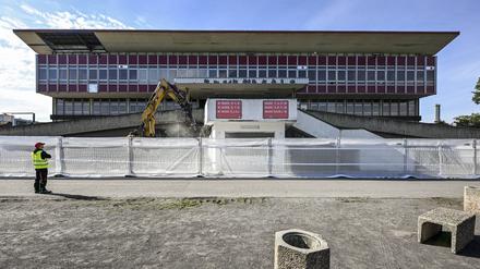 Das alte Jahn-Stadion. Der Asbest-Experte Ingo Noack kritisiert, wie der krebserregende Asbest bisher gesichert wurde.