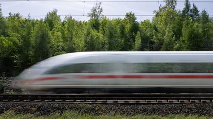 Alle Unternehmen, die die Infrastruktur der Bahn nutzen, müssen die sogenannte Schienenmaut zahlen, auch die Verkehrsunternehmen der Bahn selbst. (Archivbild) 