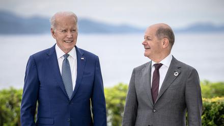 Wie ein väterlicher Schutzengel: Joe Biden (links) und Olaf Scholz.