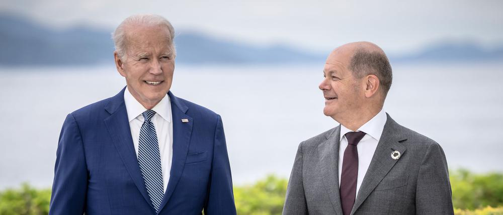 Wie ein väterlicher Schutzengel: Joe Biden (links) und Olaf Scholz.