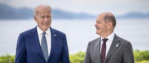 Wie ein väterlicher Schutzengel: Joe Biden (links) und Olaf Scholz.