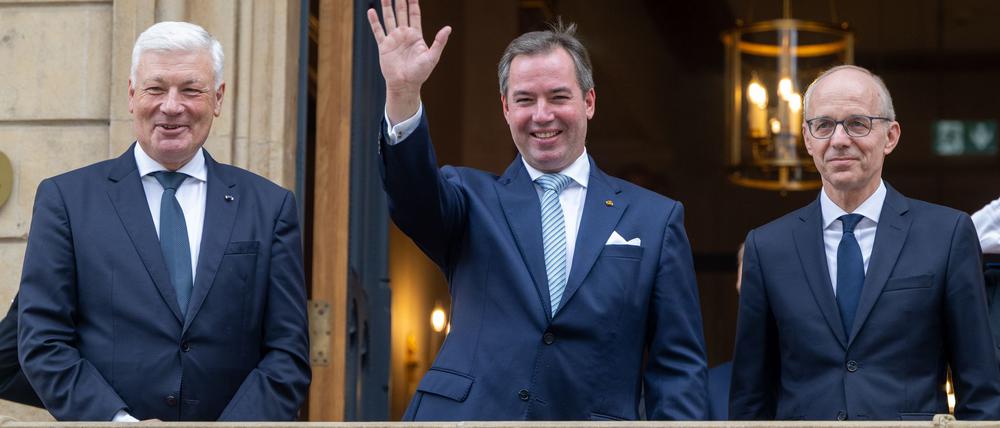 Prinz Guillaume (Mitte), Erbgroßherzog von Luxemburg, winkt nach seiner Ernennung zum „Lieutenant-Représentant“ (Ehrenleutenant) neben Luc Frieden (l), Premierminister von Luxemburg, und Jean-Claude Wiseler, Präsident des Abgeordnetenhauses, vom Balkon des Abgeordnetenhauses.