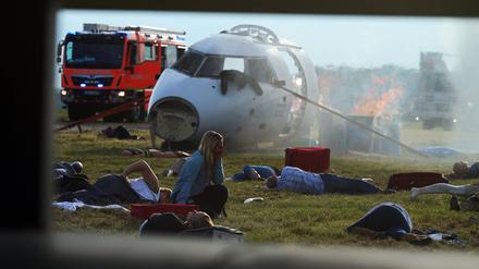 Rettungskräfte am BER proben den Ernstfall bei einem simulierten Flugzeugabsturz. 