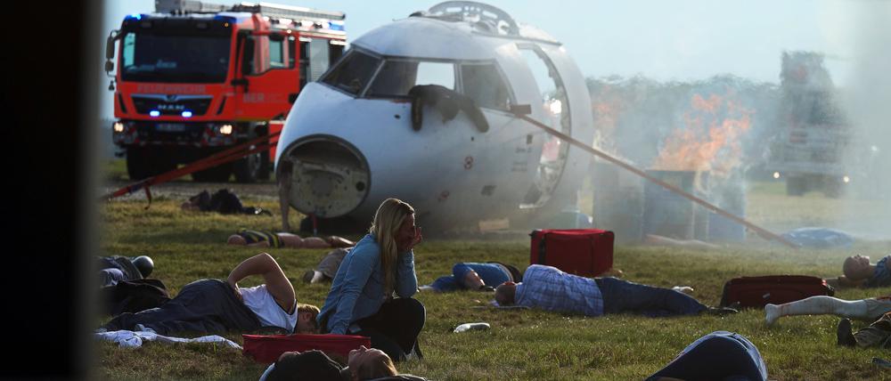 Rettungskräfte am BER proben den Ernstfall bei einem simulierten Flugzeugabsturz.